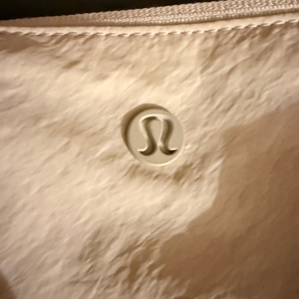 Lululemon Slouchy Sling Bag 6L. Excellent used condition. - Picture 4 of 10